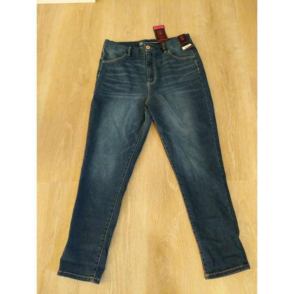 No Boundaries Juniors Curvy Crop Skinny Jean Size 17 Dark Wash Curvy